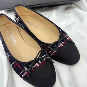 CHANEL Red and Black Tweed Classic CC Ballet Flats - 37.5 C